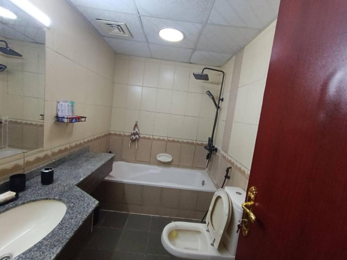 شقة كبيرة وفخمة Large And Luxury Two Bedroom アジュマーン エクステリア 写真