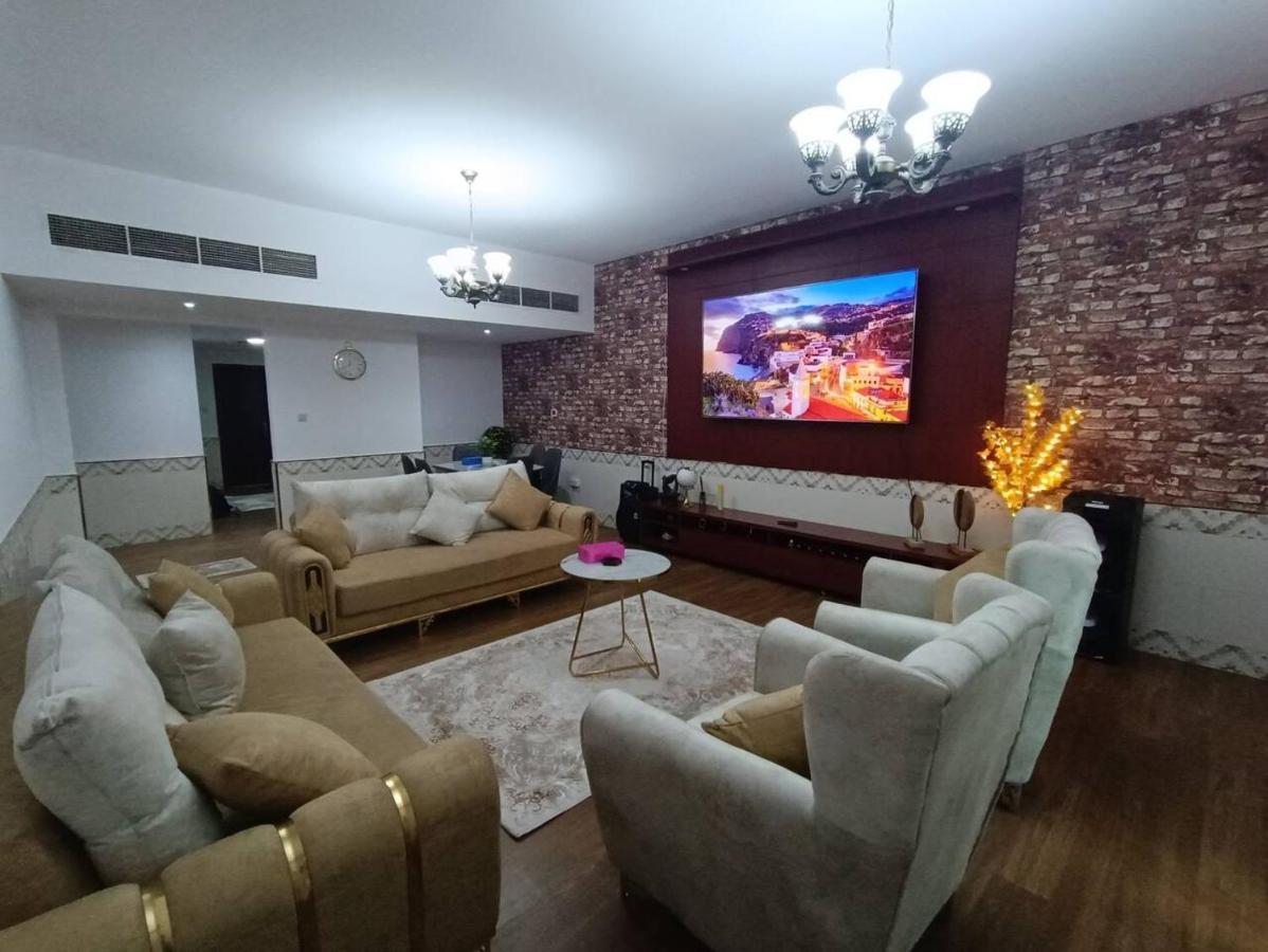 شقة كبيرة وفخمة Large And Luxury Two Bedroom アジュマーン エクステリア 写真