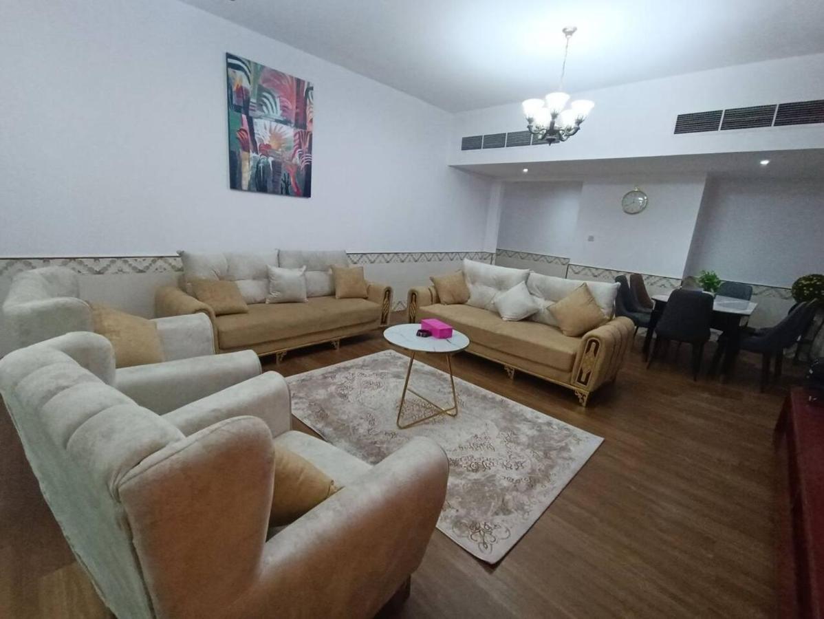 شقة كبيرة وفخمة Large And Luxury Two Bedroom アジュマーン エクステリア 写真