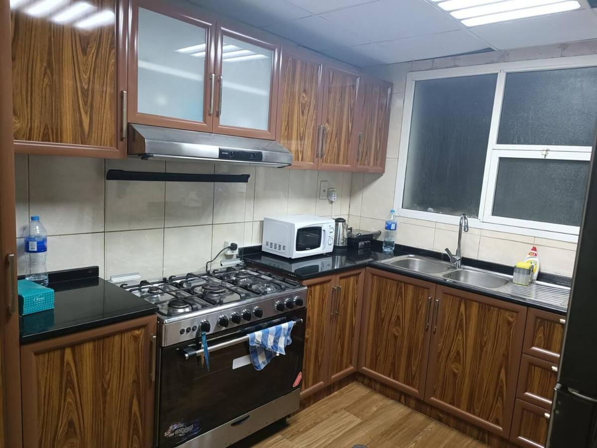 شقة كبيرة وفخمة Large And Luxury Two Bedroom アジュマーン エクステリア 写真