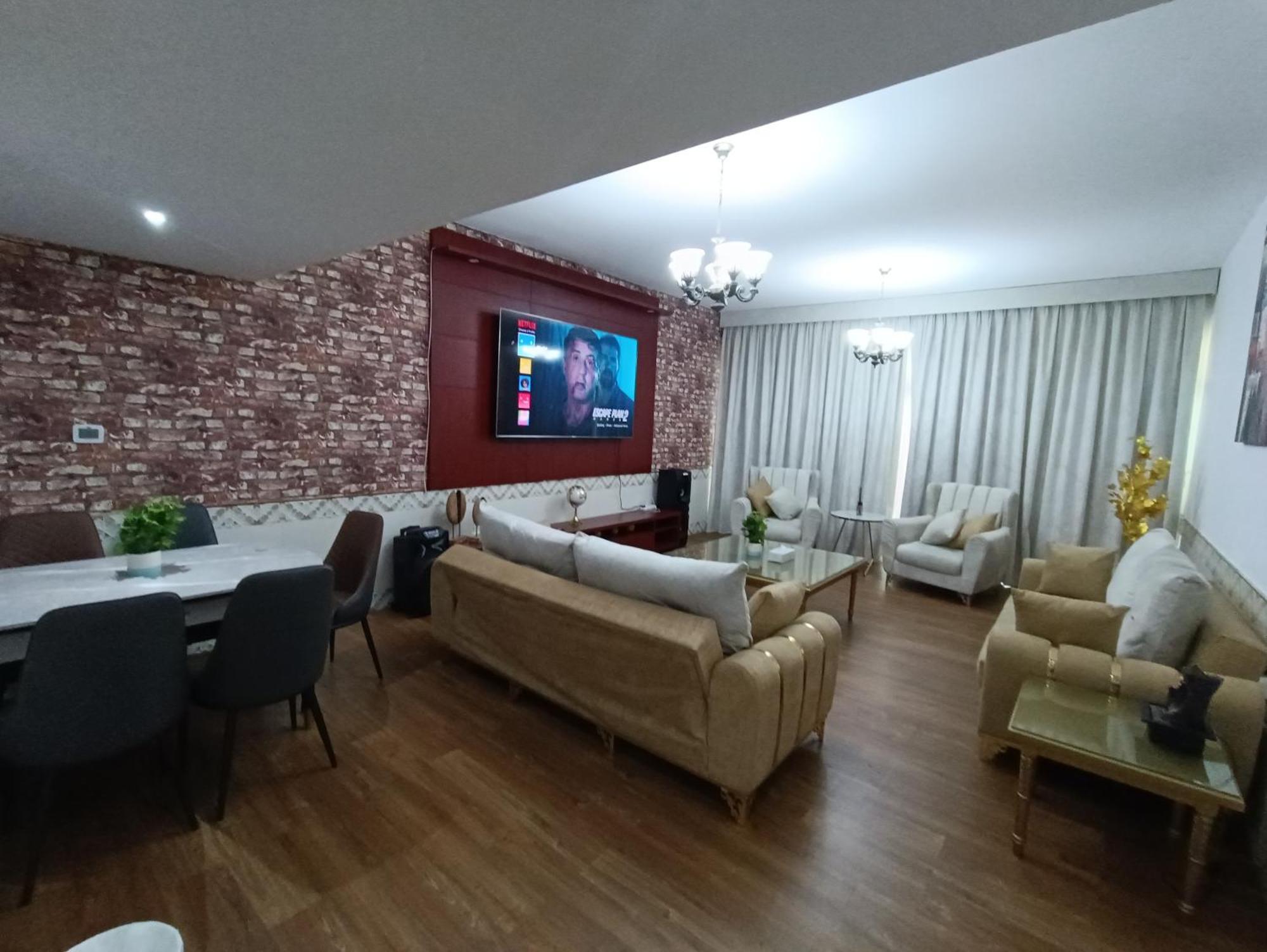 شقة كبيرة وفخمة Large And Luxury Two Bedroom アジュマーン エクステリア 写真