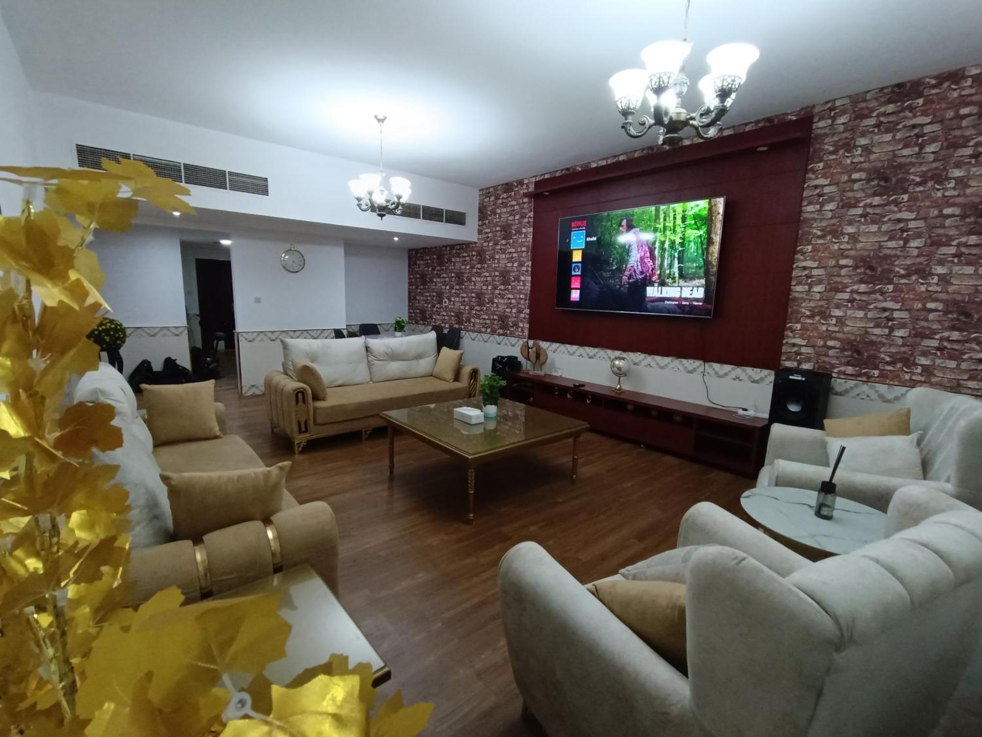 شقة كبيرة وفخمة Large And Luxury Two Bedroom アジュマーン エクステリア 写真