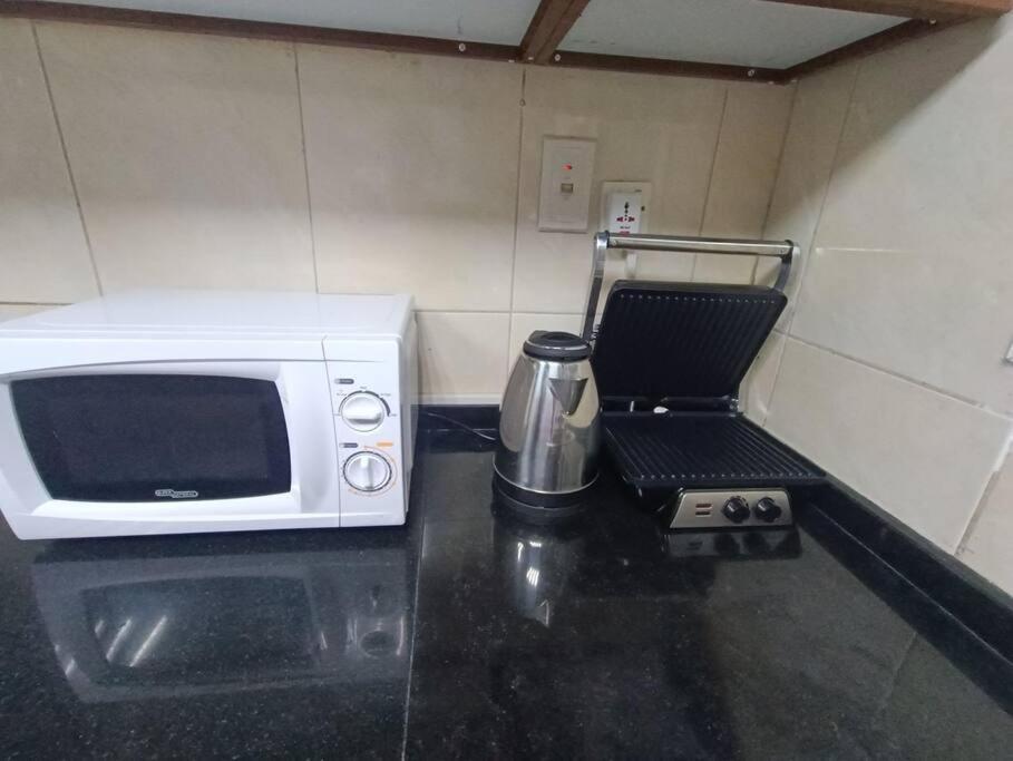 شقة كبيرة وفخمة Large And Luxury Two Bedroom アジュマーン エクステリア 写真