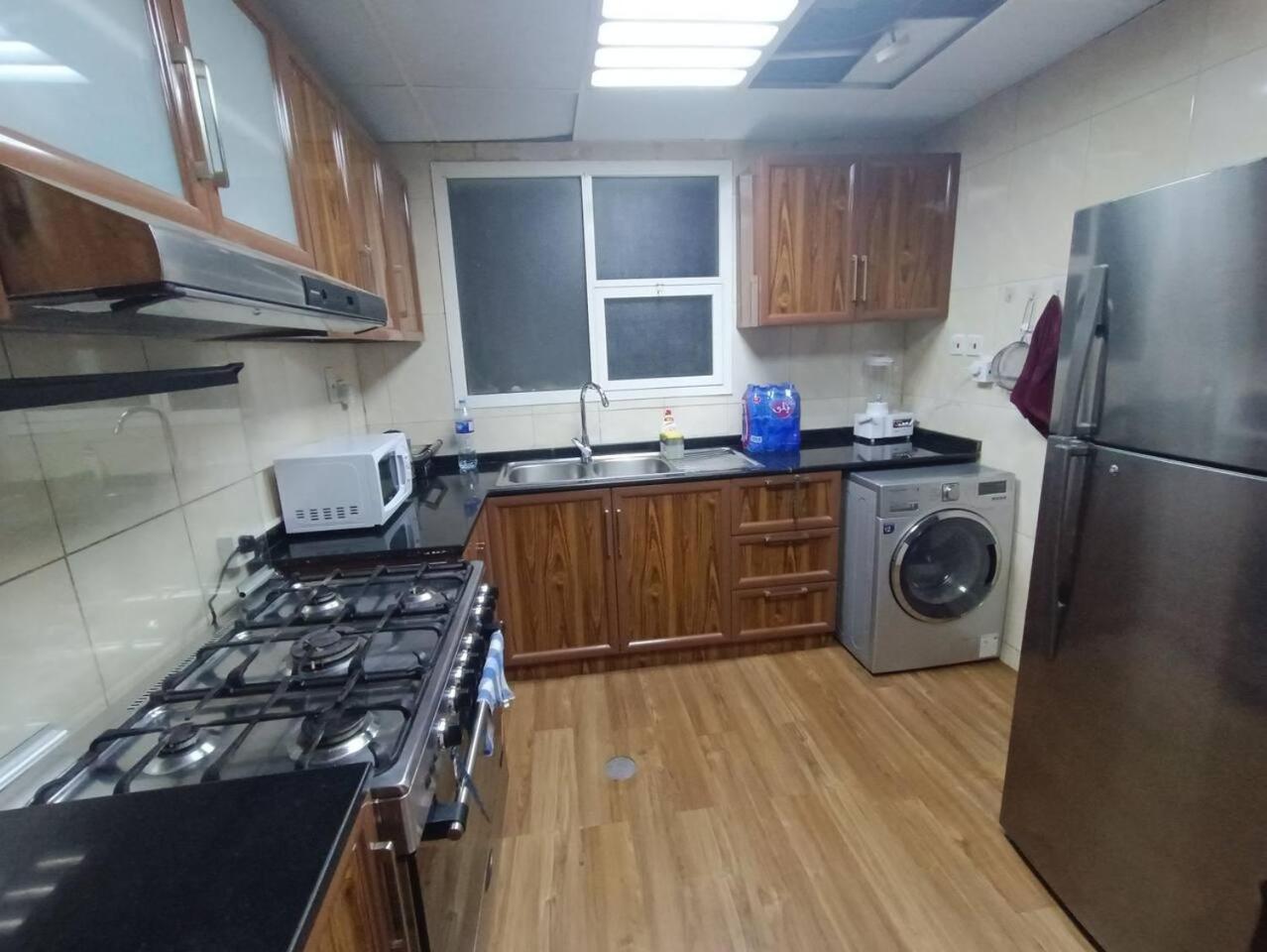 شقة كبيرة وفخمة Large And Luxury Two Bedroom アジュマーン エクステリア 写真