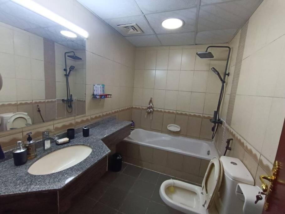 شقة كبيرة وفخمة Large And Luxury Two Bedroom アジュマーン エクステリア 写真