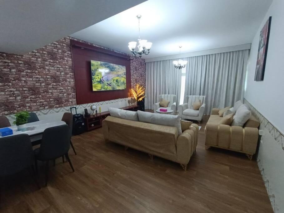 شقة كبيرة وفخمة Large And Luxury Two Bedroom アジュマーン エクステリア 写真