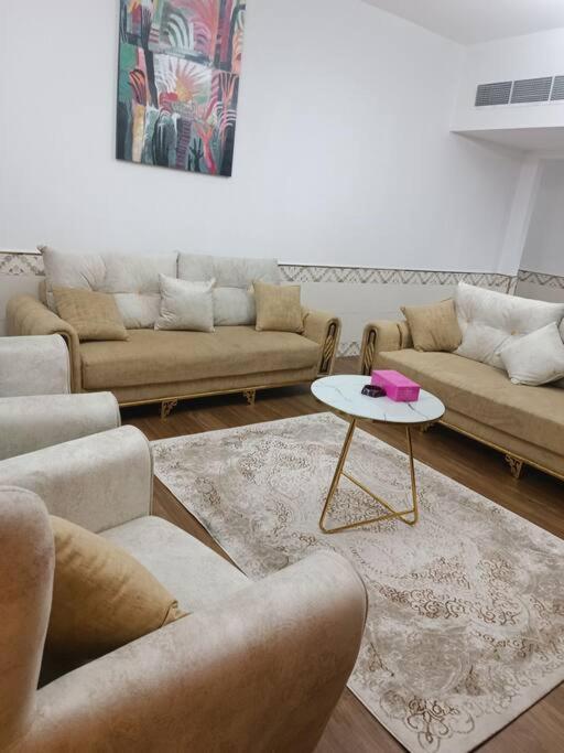 شقة كبيرة وفخمة Large And Luxury Two Bedroom アジュマーン エクステリア 写真