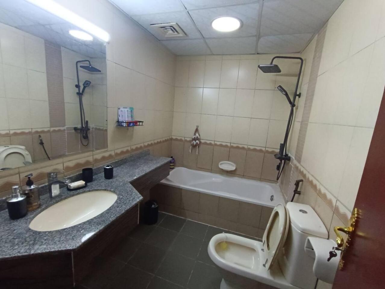 شقة كبيرة وفخمة Large And Luxury Two Bedroom アジュマーン エクステリア 写真