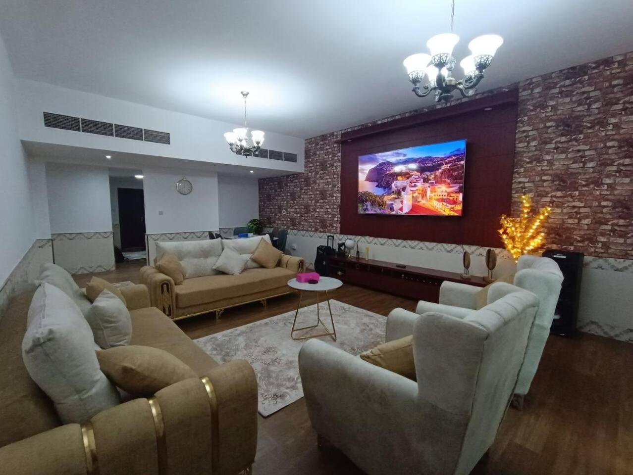 شقة كبيرة وفخمة Large And Luxury Two Bedroom アジュマーン エクステリア 写真